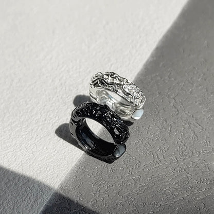 Rockyu メンズ フェイクピアス 貔貅モチーフ シルバー 透かし彫り ステンレス製 ノンホールタイプ