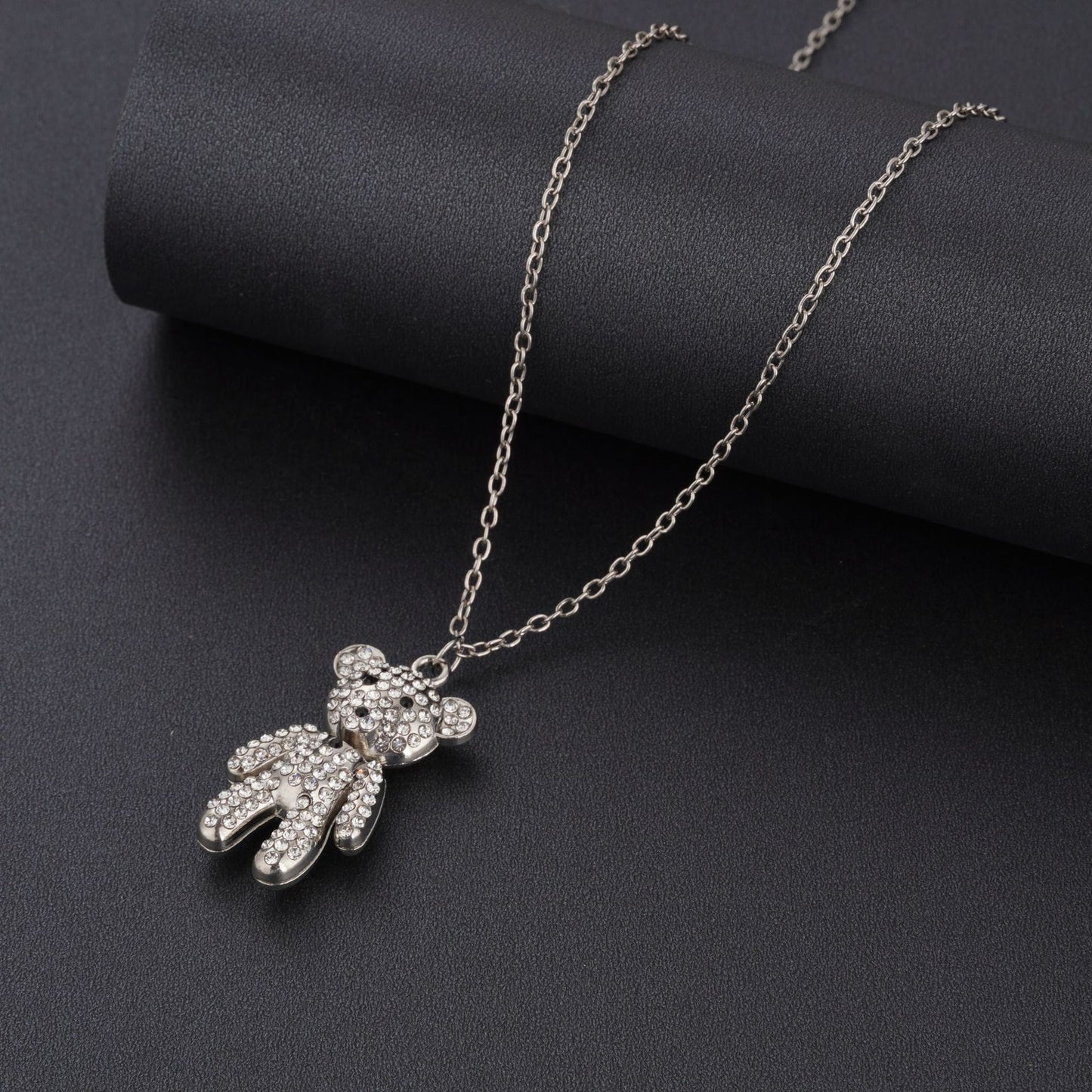 Rockyu 小熊ペンダントネックレス パヴェストーンデザイン ロングチェーン 冷淡スタイル