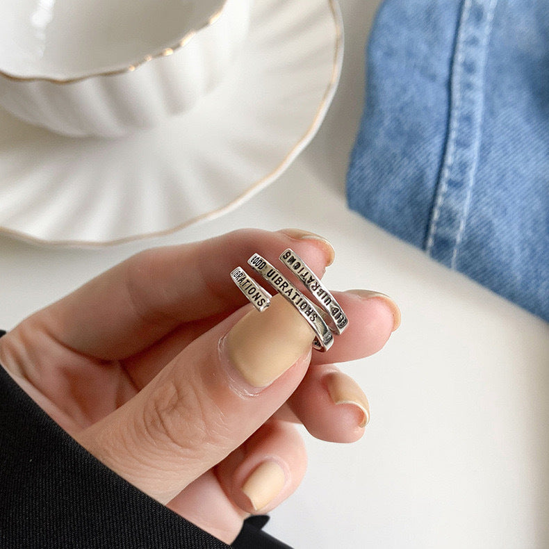 Rockyu s925シルバー 螺旋リング 英字レタリング「GOOD VIBRATIONS」デザイン