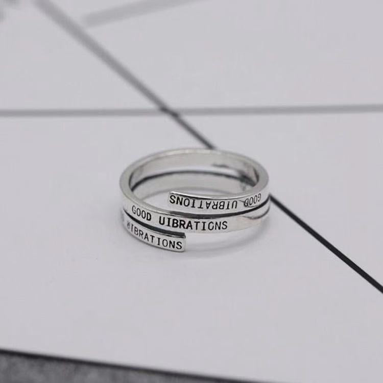 Rockyu s925シルバー 螺旋リング 英字レタリング「GOOD VIBRATIONS」デザイン