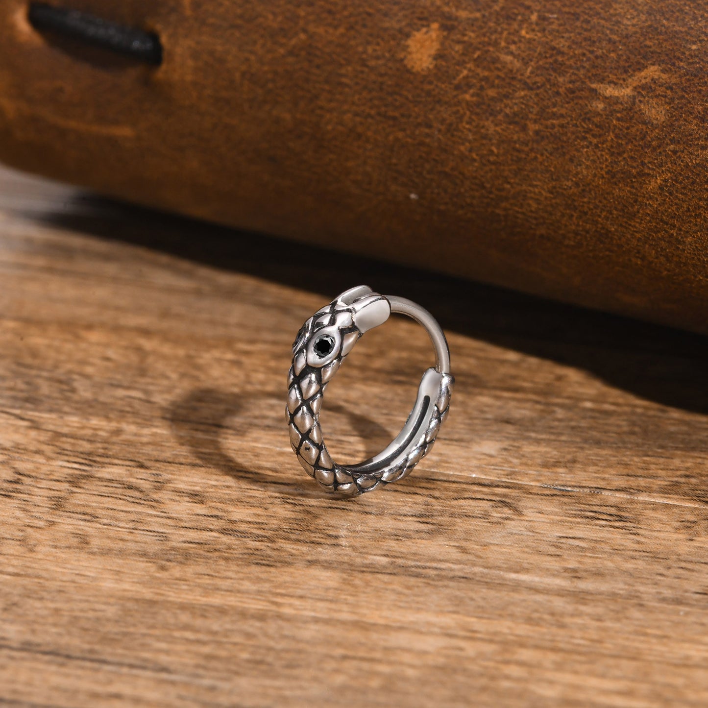 Rockyu ピアス メンズ ステンレス 蛇モチーフ フープ ブラックジルコニア シルバー 片耳用