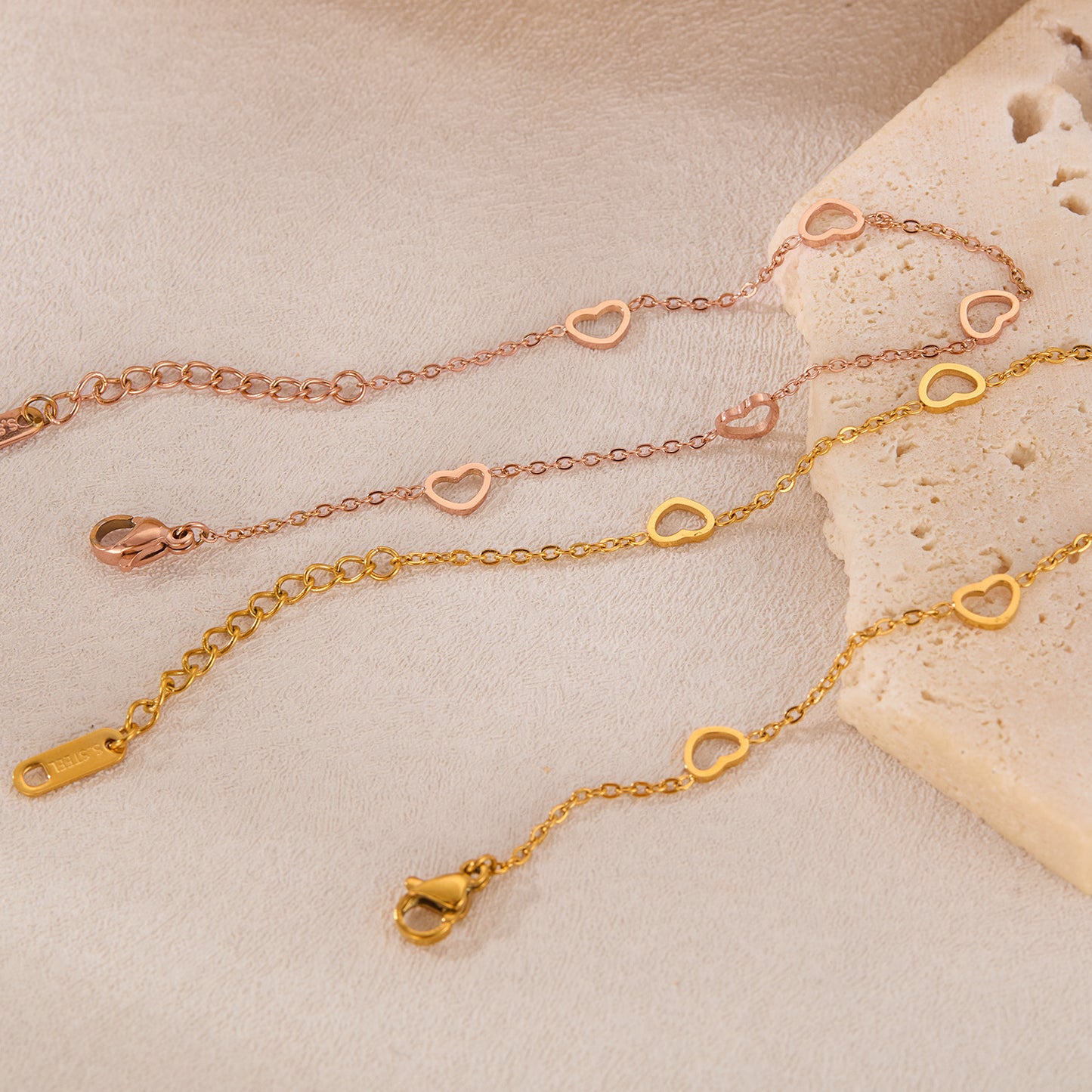 Rockyu ブレスレット レディース ハートモチーフ 18金メッキ チタン製チェーン 細めデザイン