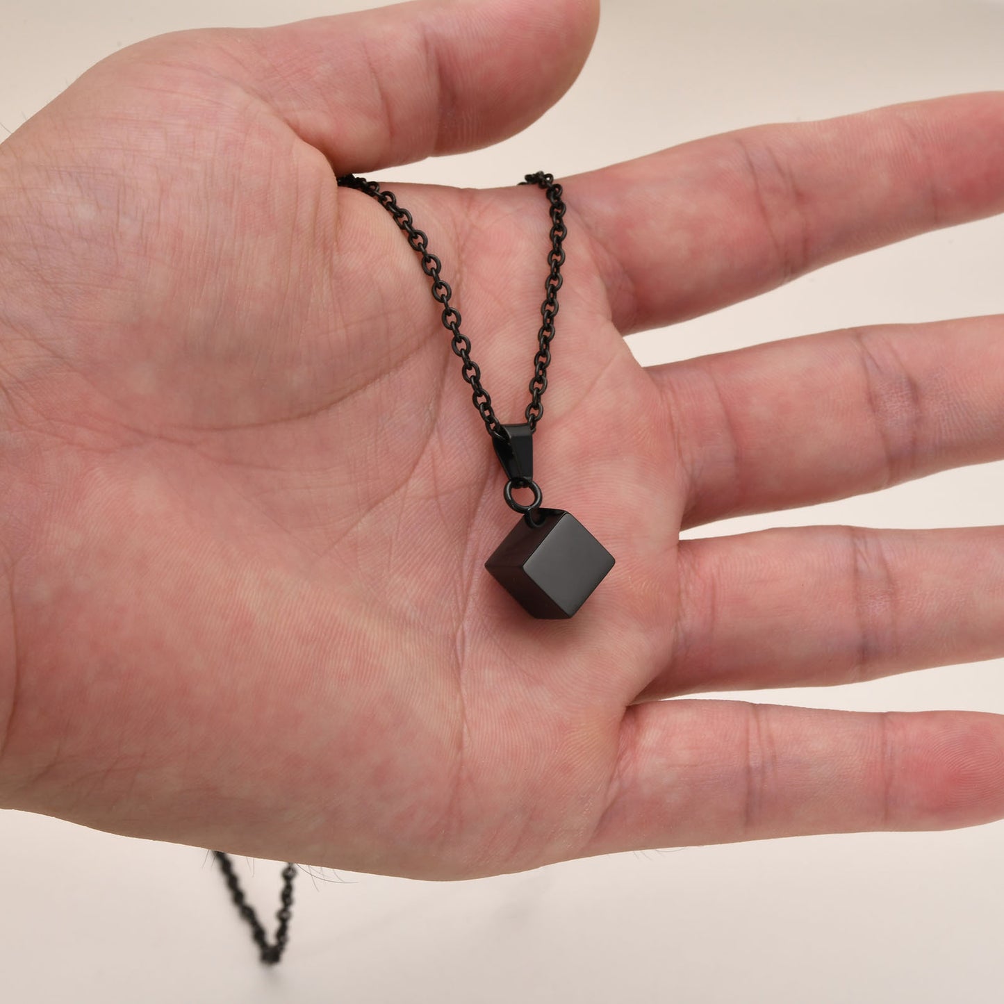 Rockyu メモリアルネックレス ステンレス メンズ レディース ブラック 正方体ペンダント 金属アレルギー対応