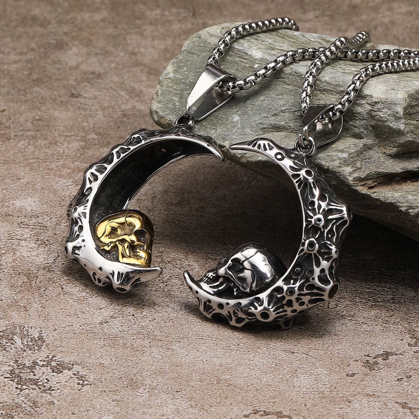 Rockyu メンズネックレス 月とスカルのダークペンダント ステンレス製 60cmチェーン付き