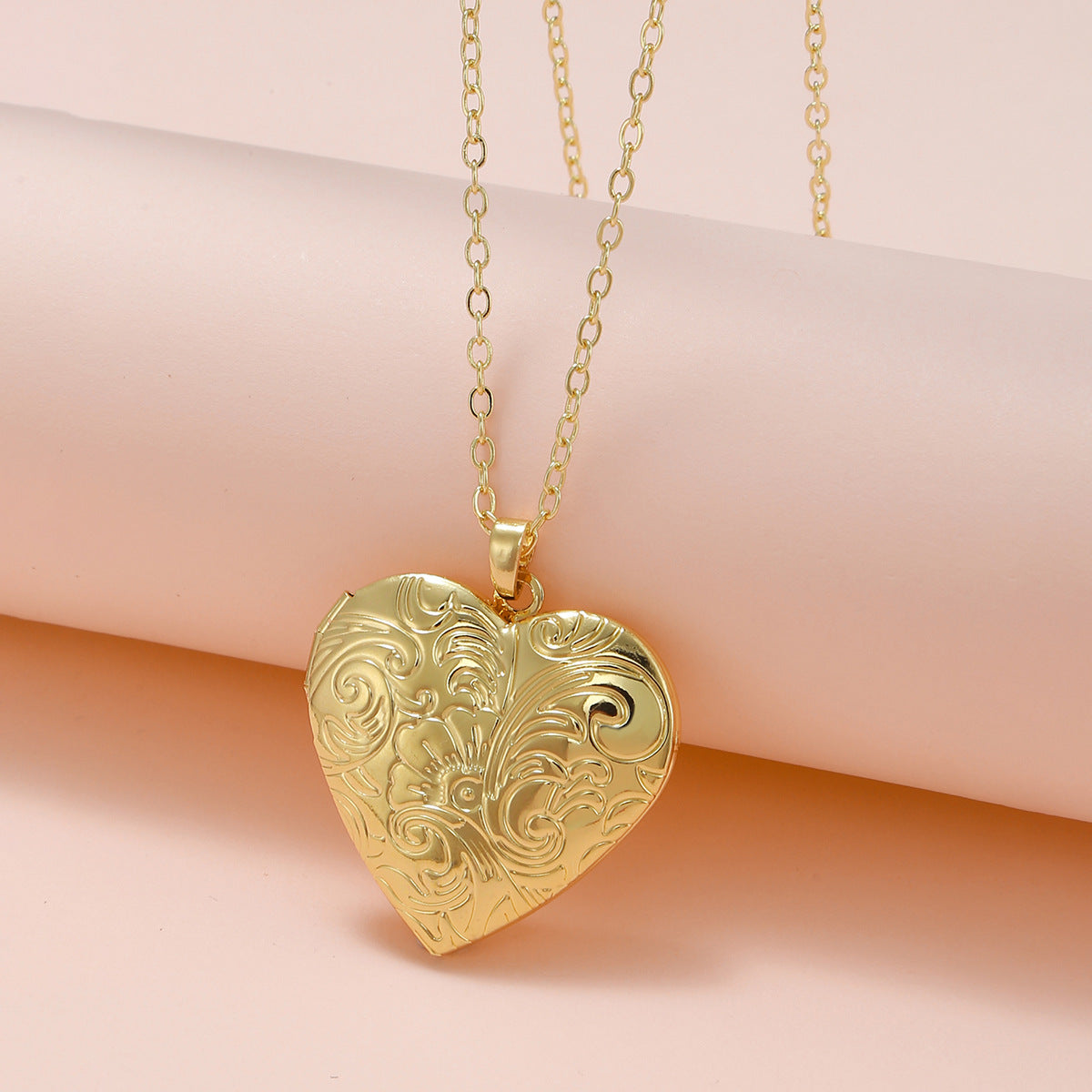 Rockyu レディースネックレス ハートロケット 写真入れ ペンダント シルバー ゴールド 彫刻風デザイン 鎖骨チェーン 記念日 プレゼント