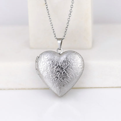 Rockyu レディースネックレス ハートロケットペンダント 写真入れ 彫刻風デザイン シルバー ゴールド 鎖骨チェーン 記念日 ギフト