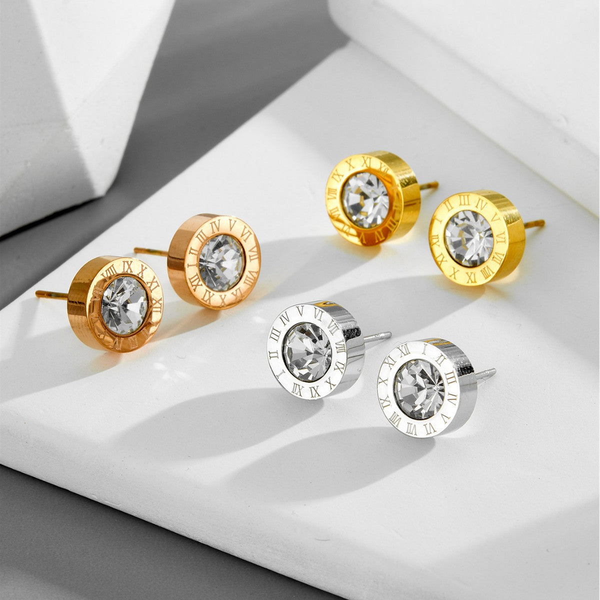 Rockyu ローマ数字スタッドピアス レディース｜ステンレス製 一粒CZ＆刻印デザイン