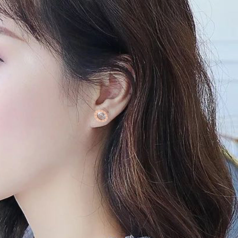 Rockyu ローマ数字スタッドピアス レディース｜ステンレス製 一粒CZ＆刻印デザイン