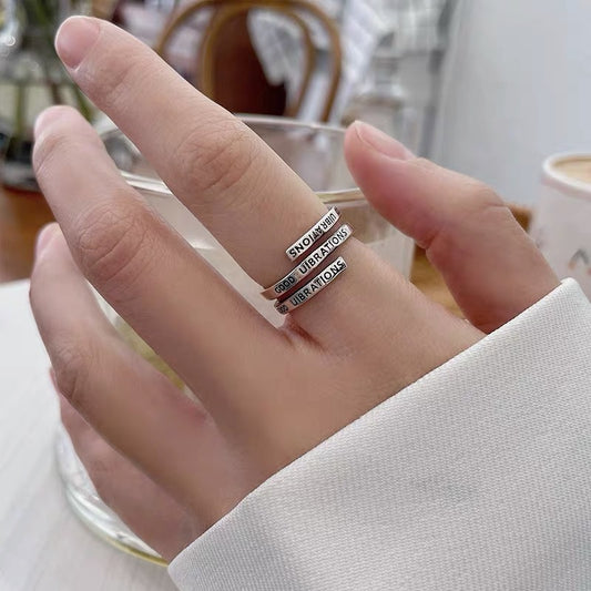 Rockyu s925シルバー 螺旋リング 英字レタリング「GOOD VIBRATIONS」デザイン