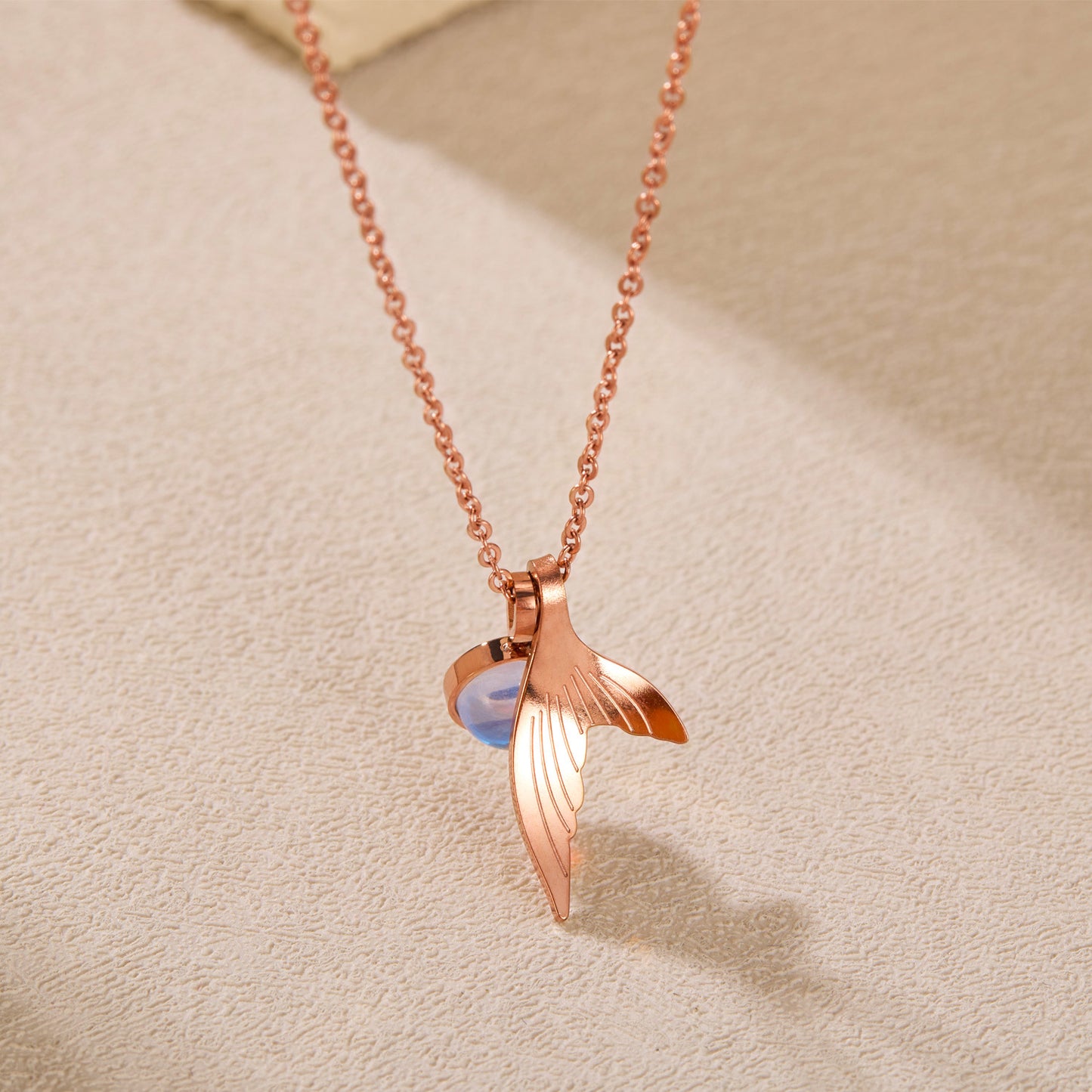 Rockyu ネックレス レディース ペンダント 人魚のしっぽ サファイア風クリスタル チタン製 18Kピンクゴールド仕上げ 細め鎖骨チェーン 女性用アクセサリー