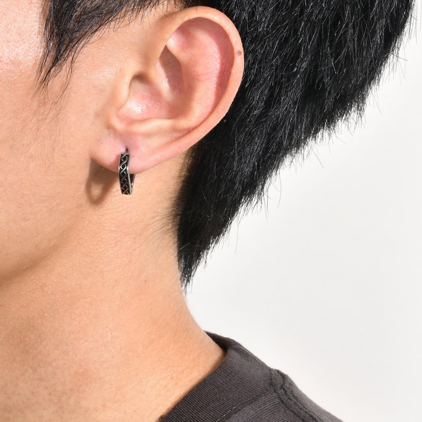 Rockyu メンズ フープピアス シルバー ステンレス 彫刻デザイン 片耳用 小さめ 金属アレルギー対応