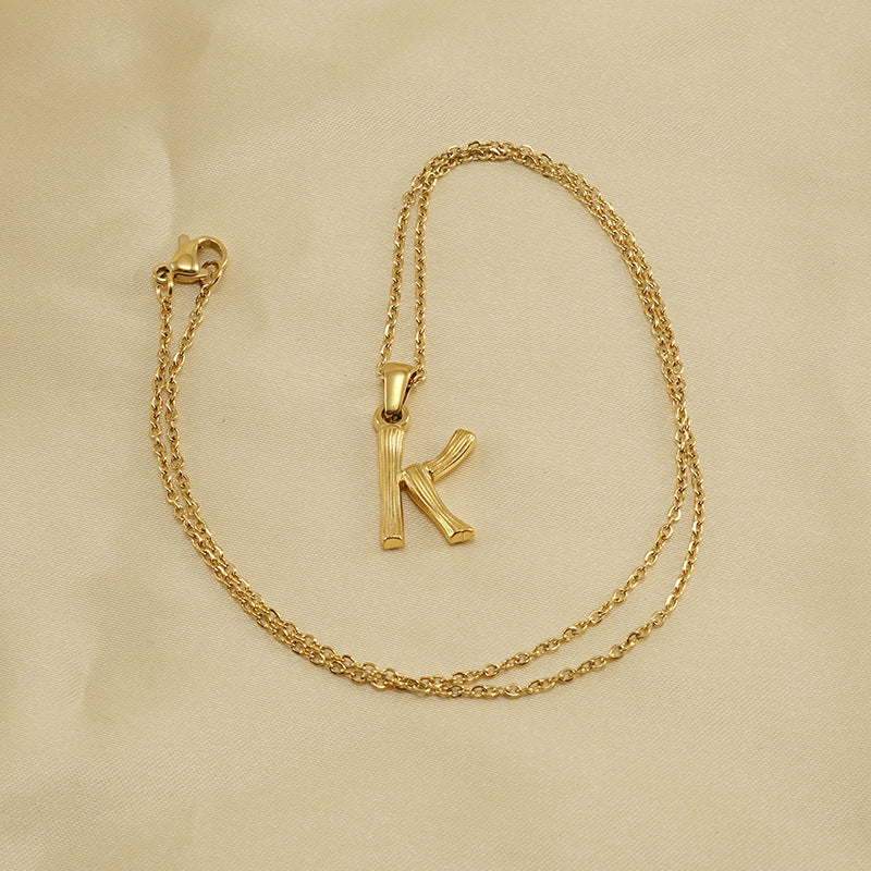 Rockyu ネックレス レディース ゴールド 18金 女性用 アルファベット ペンダント イニシャルネックレス 細い 鎖骨チェーン 恋人 記念 ファッションアクセサリー