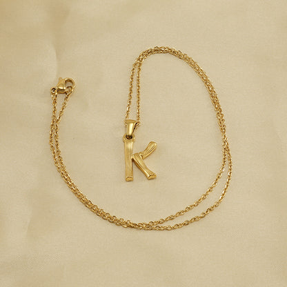 Rockyu ネックレス レディース ゴールド 18金 女性用 アルファベット ペンダント イニシャルネックレス 細い 鎖骨チェーン 恋人 記念 ファッションアクセサリー