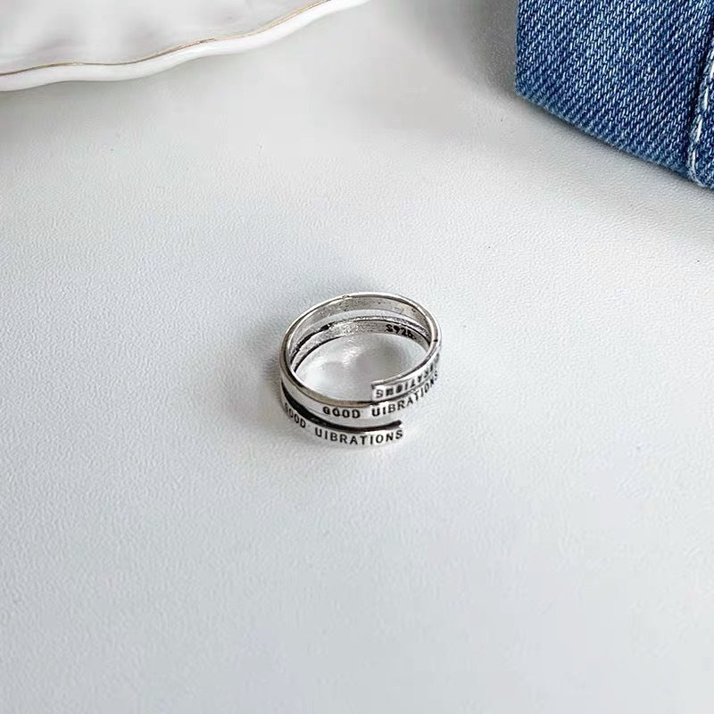Rockyu s925シルバー 螺旋リング 英字レタリング「GOOD VIBRATIONS」デザイン