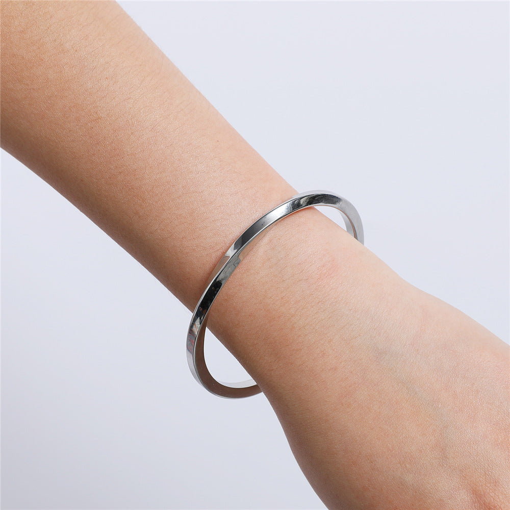 Rockyu チタンC型バングル レディース – 高級感あふれるシンプルブレスレット（全5色）