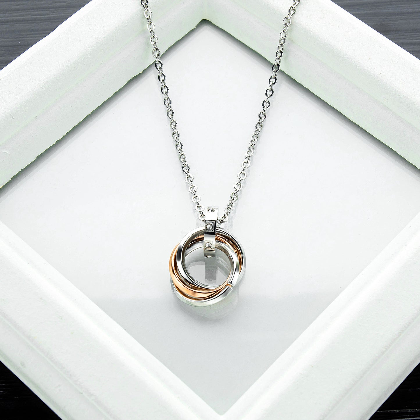 Rockyu ペアネックレス 3連リングデザイン チタン＆ステンレス アレルギー対応