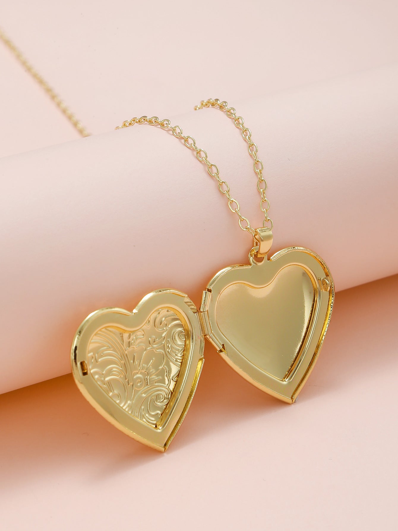 Rockyu レディースネックレス ハートロケット 写真入れ ペンダント シルバー ゴールド 彫刻風デザイン 鎖骨チェーン 記念日 プレゼント