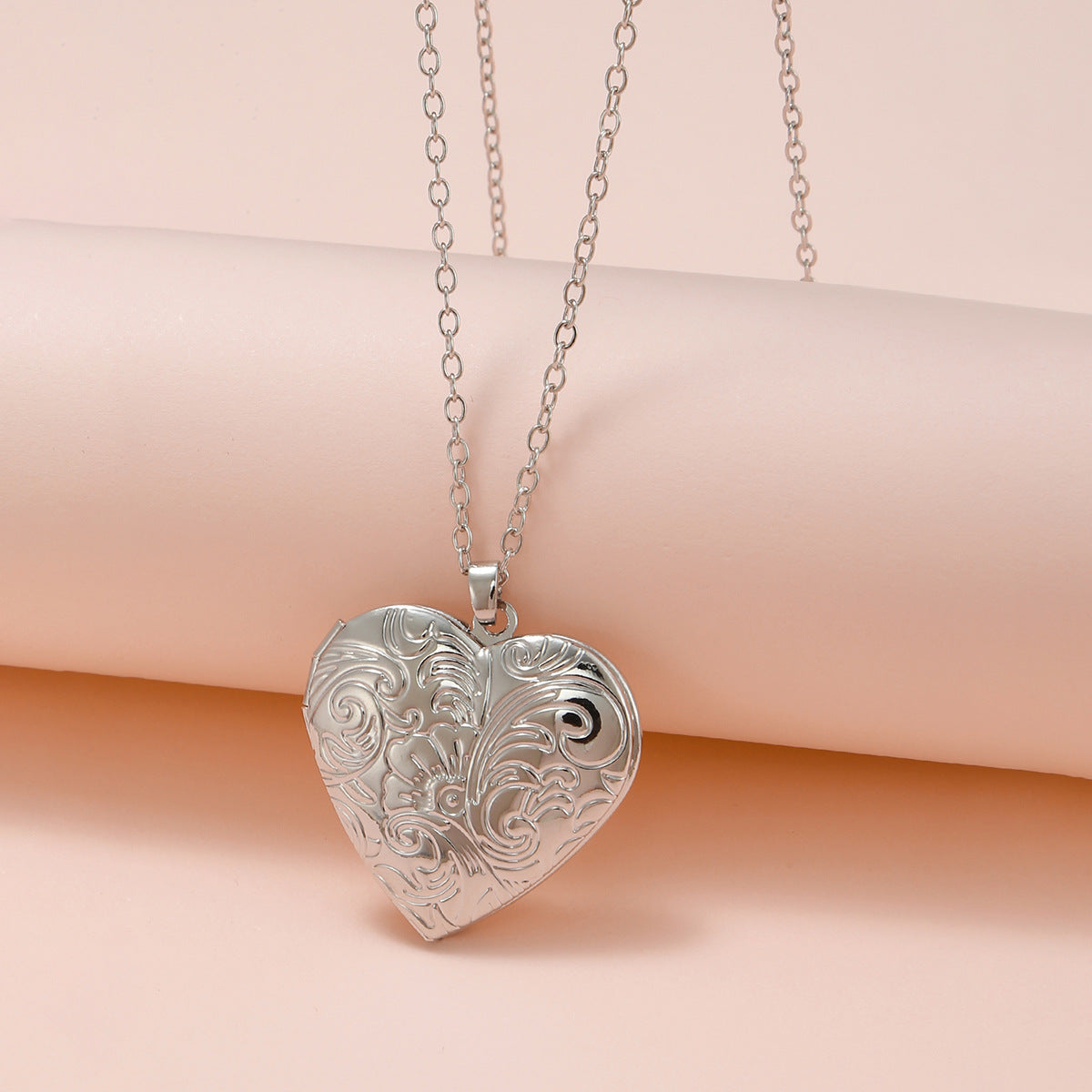 Rockyu レディースネックレス ハートロケット 写真入れ ペンダント シルバー ゴールド 彫刻風デザイン 鎖骨チェーン 記念日 プレゼント