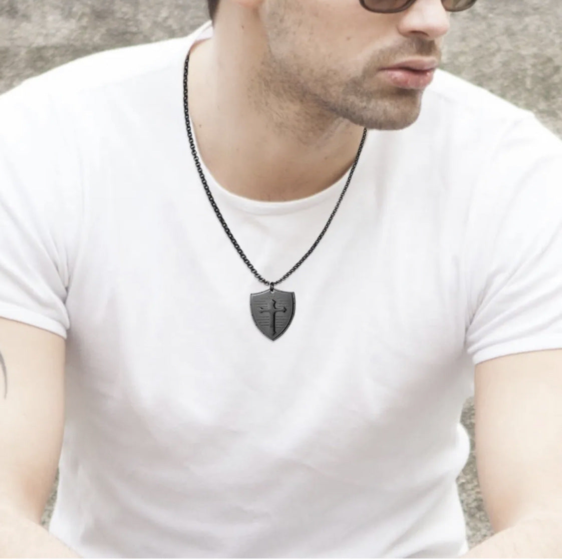 Rockyu シールドクロス ネックレス メンズ ステンレス 経文刻印 十字架ペンダント