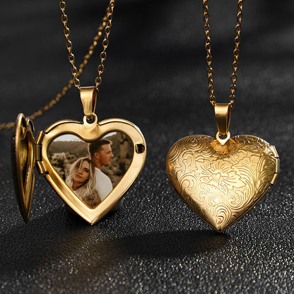 Rockyu レディースネックレス ハートロケットペンダント 写真入れ 彫刻風デザイン シルバー ゴールド 鎖骨チェーン 記念日 ギフト