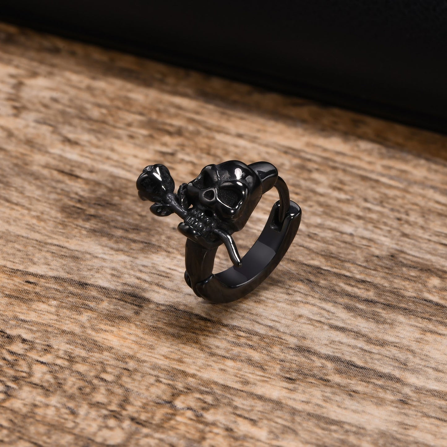 Rockyu 髑髏フープピアス｜ローズをくわえたスカルデザイン ステンレス製 メンズ・レディース