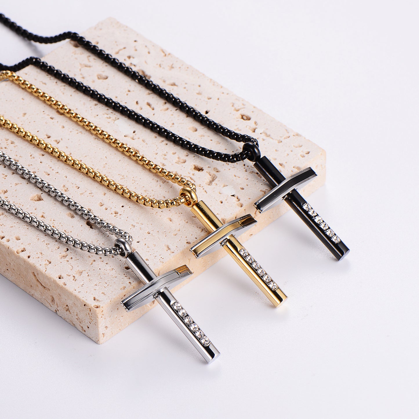Rockyu クロスネックレス メンズ ステンレス製 アレルギー対応 ブラック＆ゴールド おしゃれ十字架ペンダント
