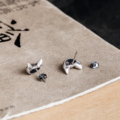 Rockyu スフィンクスキャット925シルバーピアス – 猫耳で魅了する個性派ジュエリー