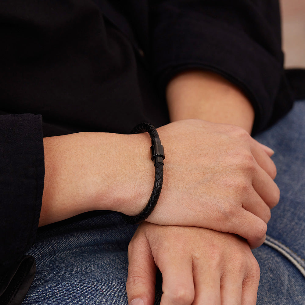 Rockyu ブレスレット メンズ レザー編み込み ステンレス留め具 シンプル おしゃれ ブラックバングル