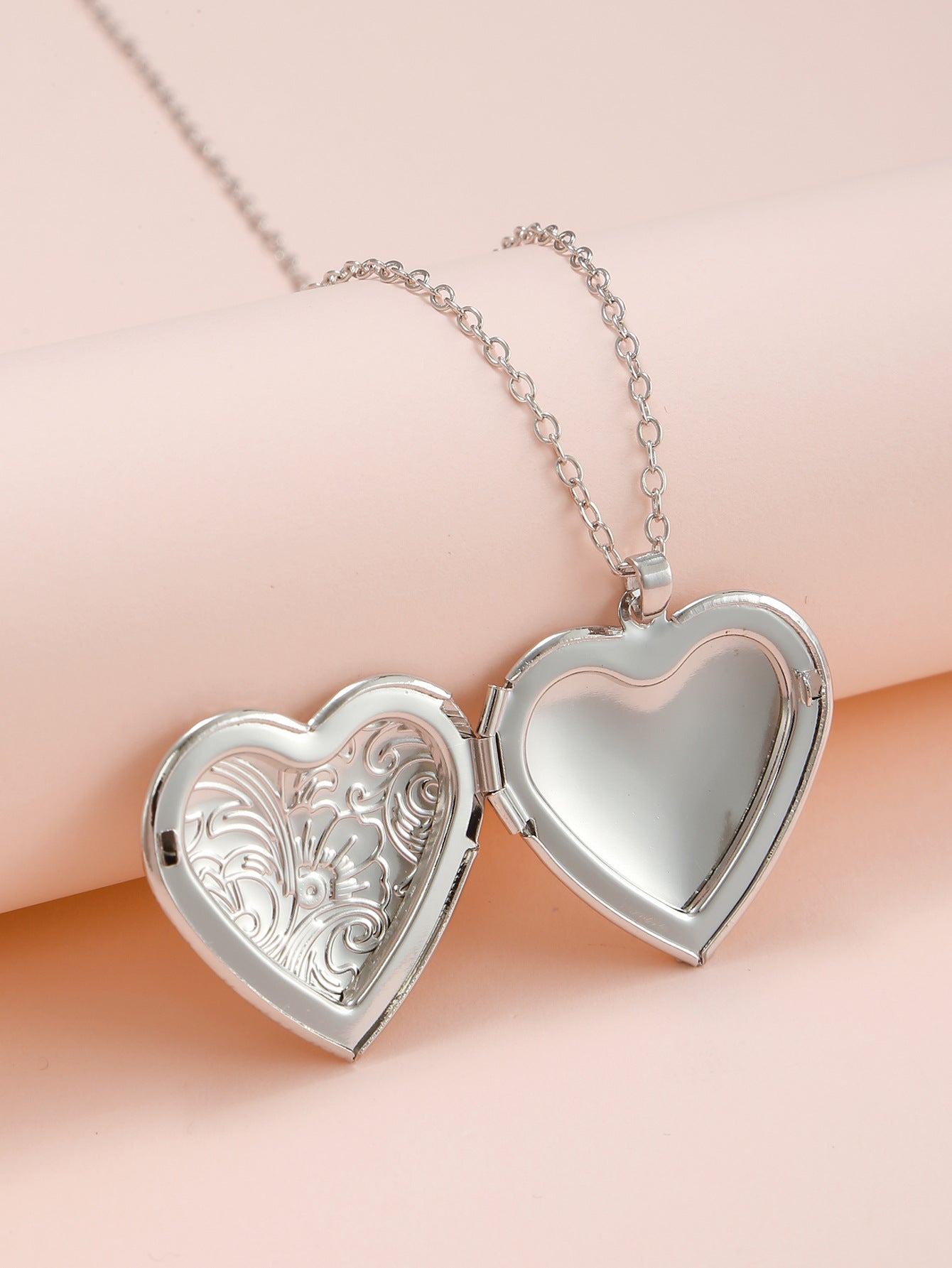 Rockyu レディースネックレス ハートロケット 写真入れ ペンダント シルバー ゴールド 彫刻風デザイン 鎖骨チェーン 記念日 プレゼント