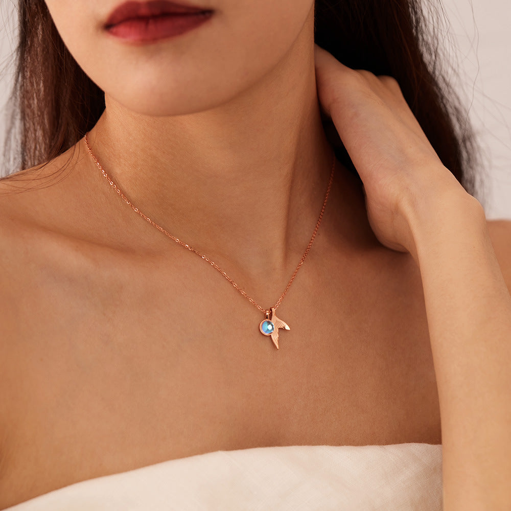 Rockyu ネックレス レディース ペンダント 人魚のしっぽ サファイア風クリスタル チタン製 18Kピンクゴールド仕上げ 細め鎖骨チェーン 女性用アクセサリー