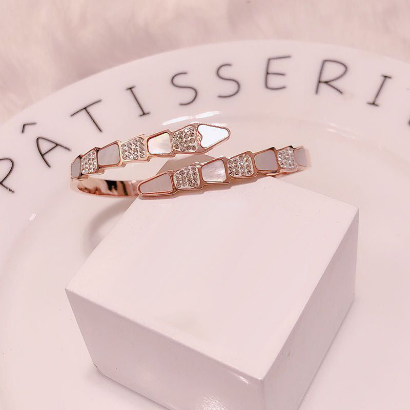 Rockyu 蛇モチーフ チタン製バングル レディース – ジルコニア×シェルの華やかブレスレット（3色展開）