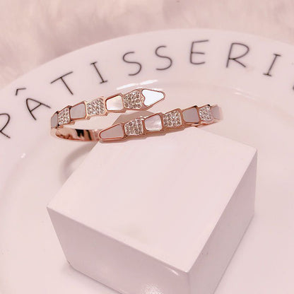 Rockyu 蛇モチーフ チタン製バングル レディース – ジルコニア×シェルの華やかブレスレット（3色展開）