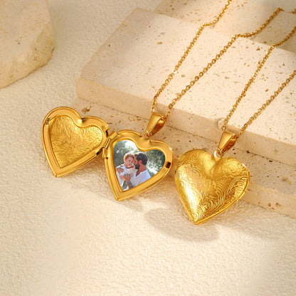 Rockyu ハートロケットネックレス レディース 写真収納 彫刻風デザイン ステンレス製 ゴールド 50cmチェーン