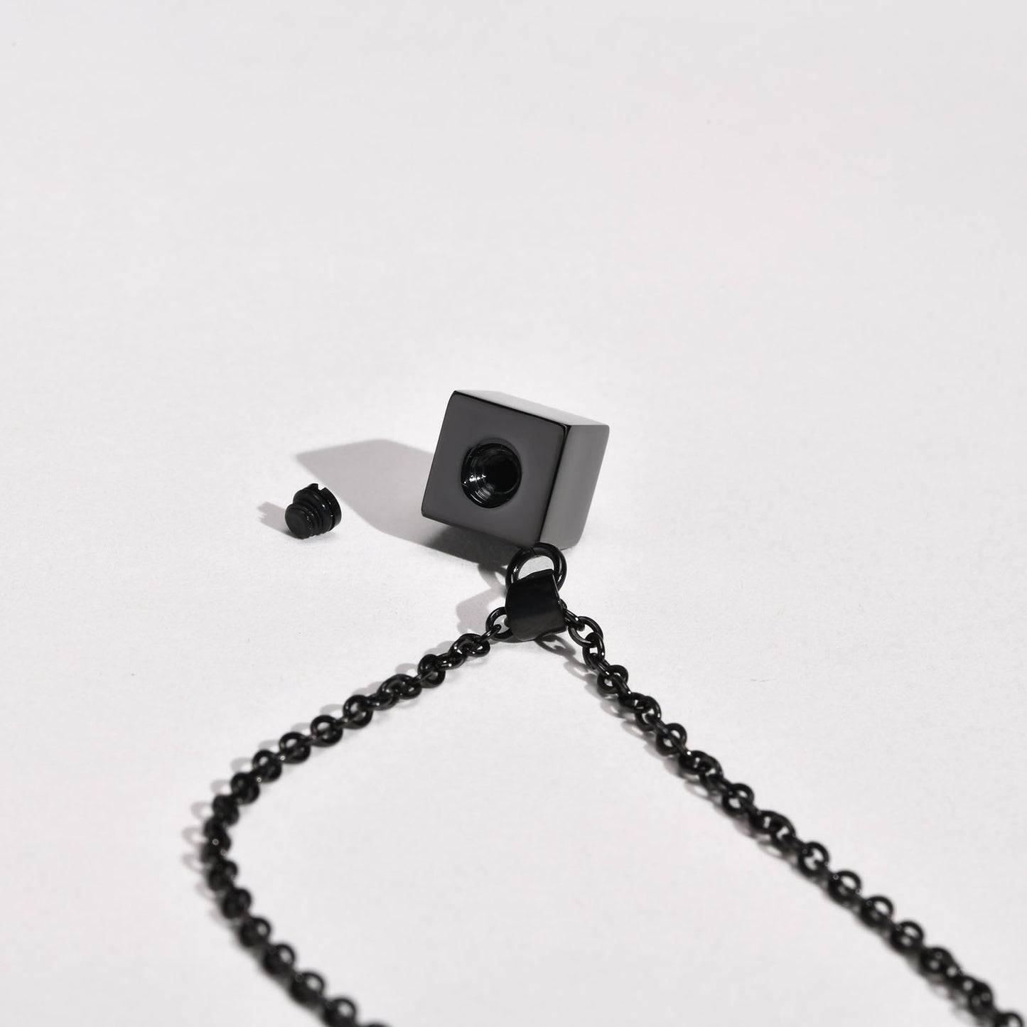 Rockyu メモリアルネックレス ステンレス メンズ レディース ブラック 正方体ペンダント 金属アレルギー対応