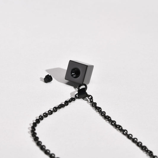 Rockyu メモリアルネックレス ステンレス メンズ レディース ブラック 正方体ペンダント 金属アレルギー対応