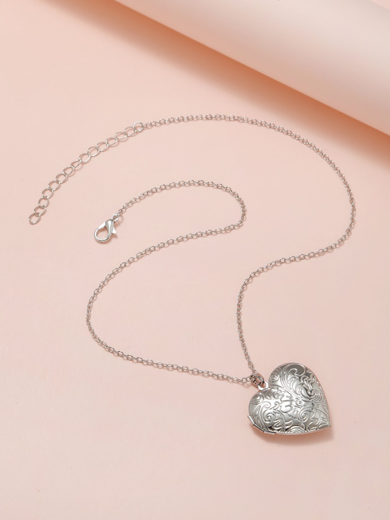 Rockyu レディースネックレス ハートロケット 写真入れ ペンダント シルバー ゴールド 彫刻風デザイン 鎖骨チェーン 記念日 プレゼント