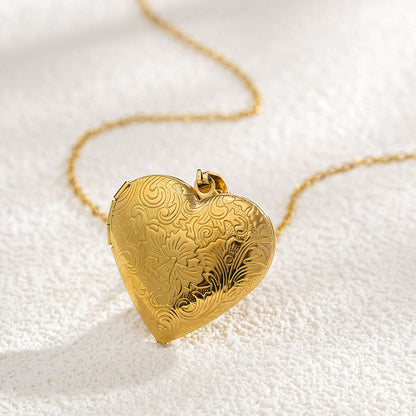 Rockyu レディースネックレス ハートロケットペンダント 写真入れ 彫刻風デザイン シルバー ゴールド 鎖骨チェーン 記念日 ギフト