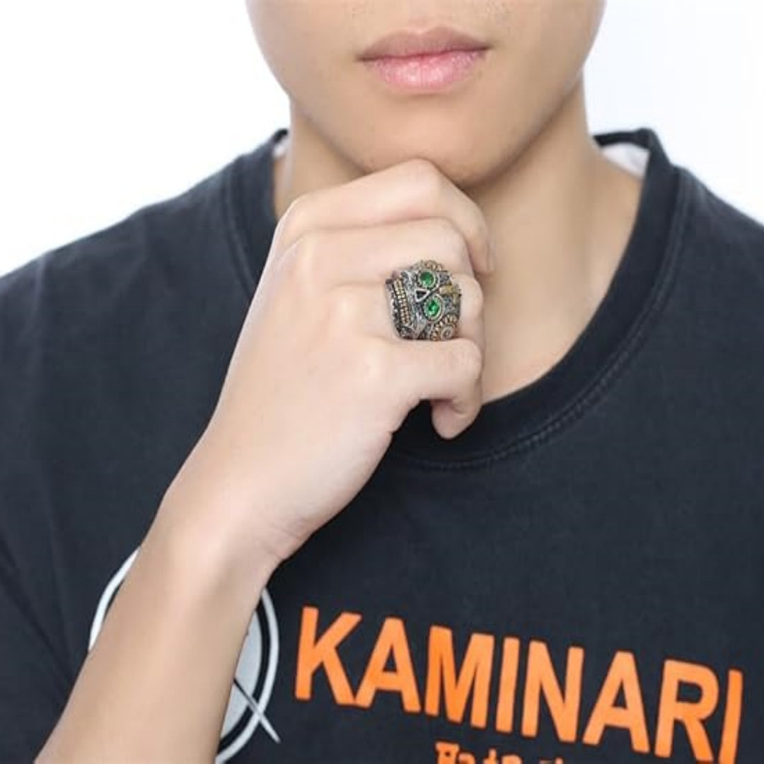 Rockyu 髑髏スカルリング メンズ｜ゴールドクロス×グリーンストーンのパンク指輪