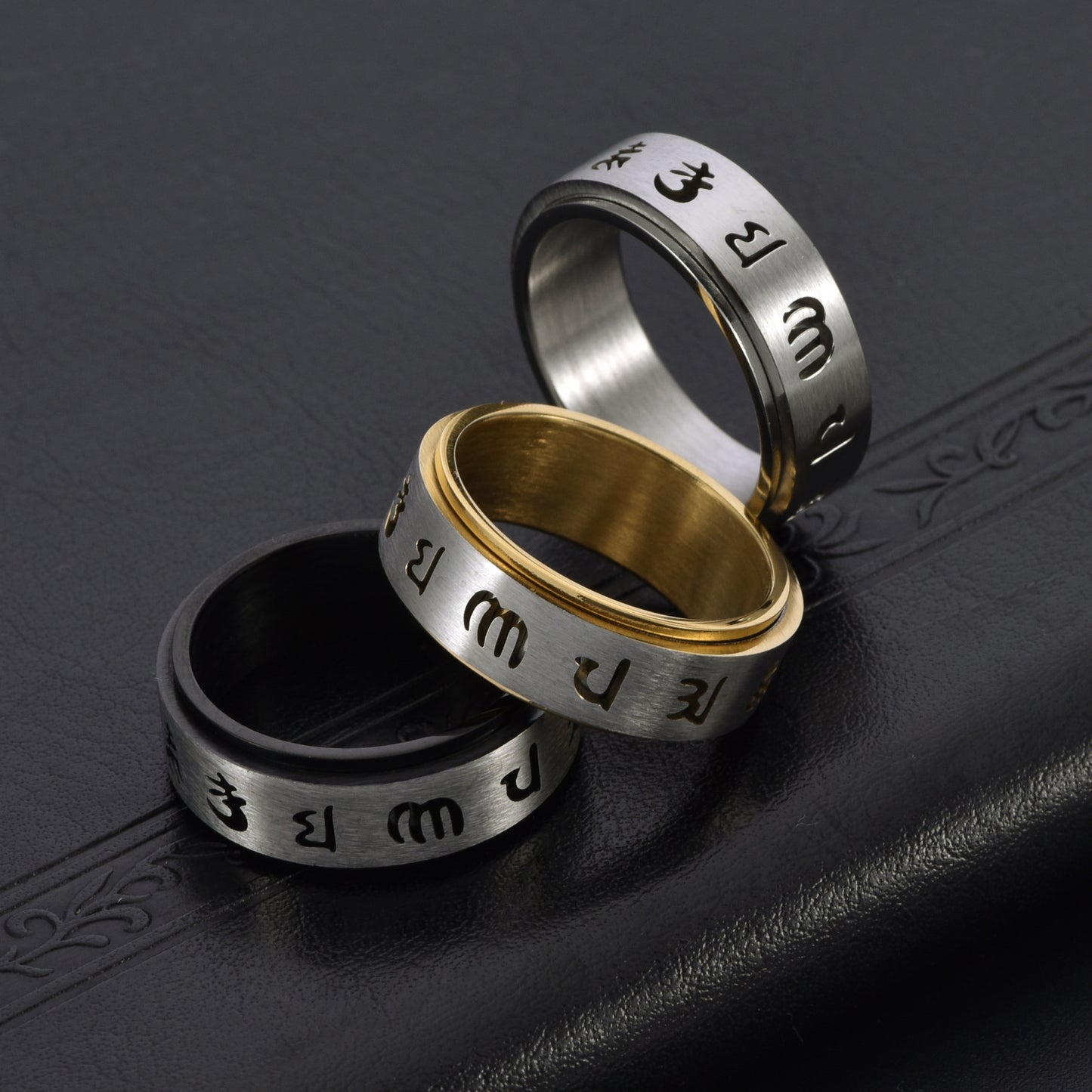 Rockyu メンズ ステンレススピナーリング 六字真言デザイン 8mm幅 3色展開